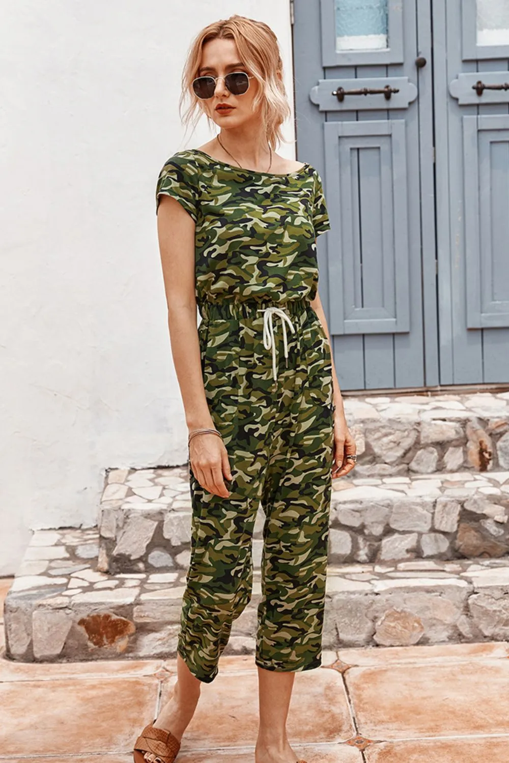 Camouflage-Jumpsuit mit kurzem Bein und Kordelzug