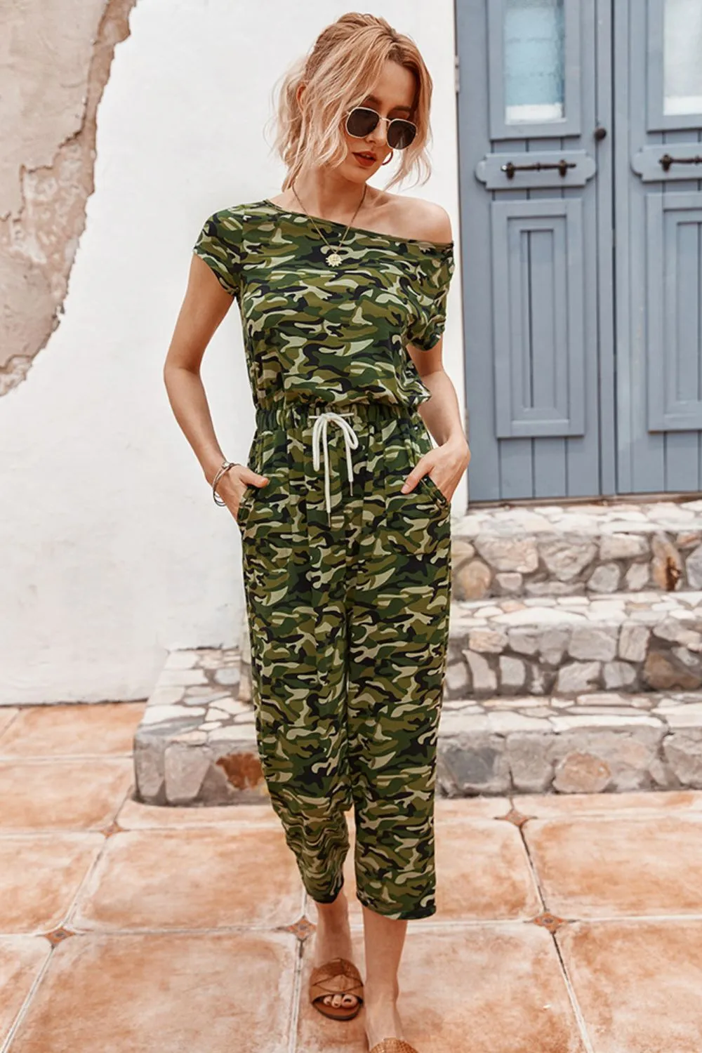 Camouflage-Jumpsuit mit kurzem Bein und Kordelzug