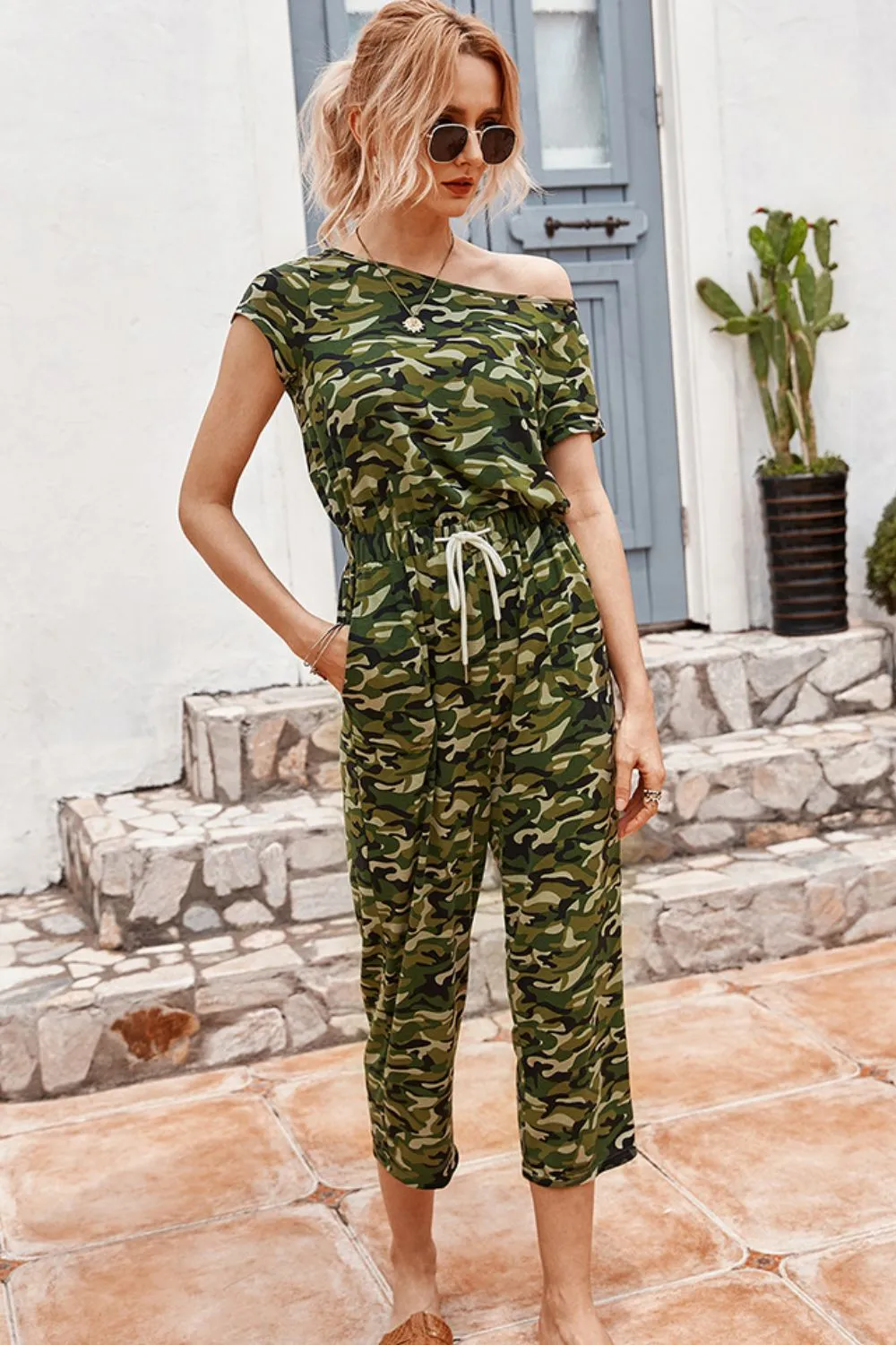 Camouflage-Jumpsuit mit kurzem Bein und Kordelzug